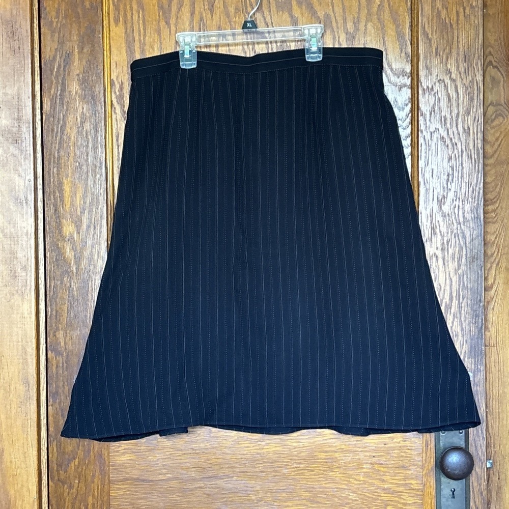 Jones, New York Woman,‎ Size 16 W Black Pin Striped Skirt With Elastic Waist.